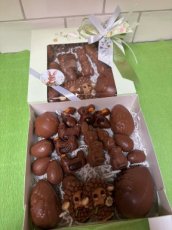 ZH243626 Pattiseriedoosje gevuld met lekkers in melkchocolade