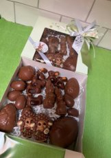 ZH243726 Pattiseriedoosje gevuld met lekkers in fondant chocolade