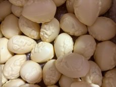 ZH245326 Eitjes 8 cm witte chocolade per 100 gr